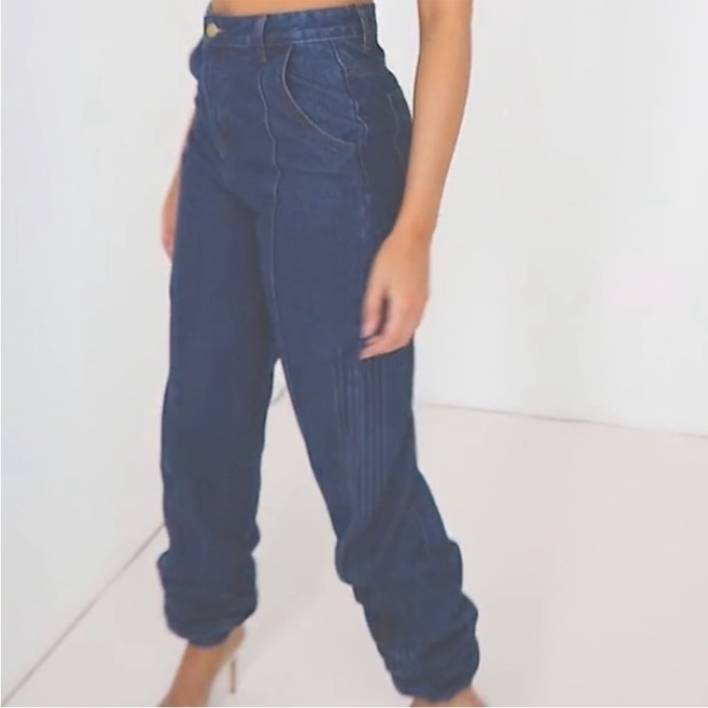 Prettylittlething MID WASH DENIM ELASTICATED HEM JEANS - Picture 14 of 14